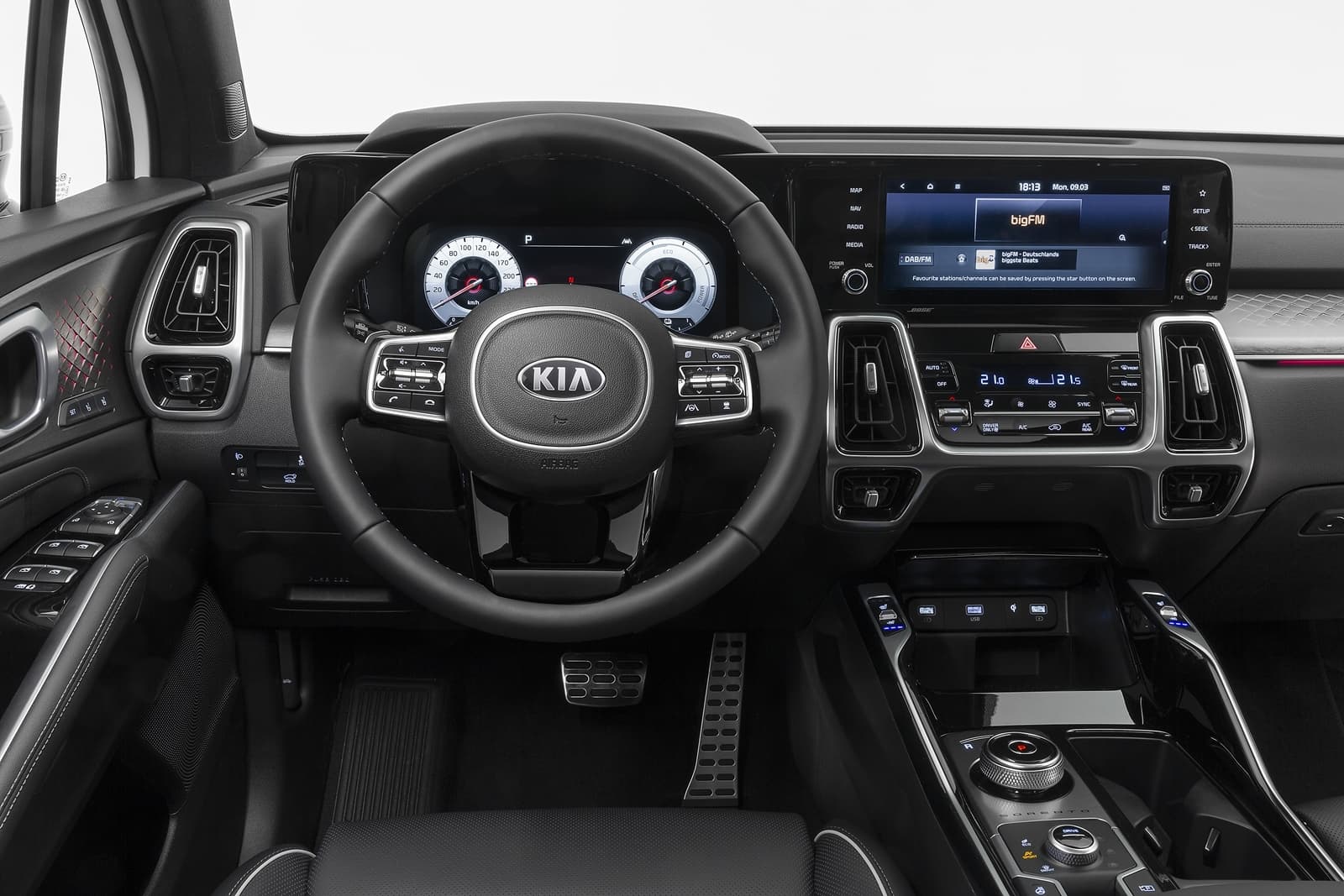 Vista del volante e instrumentación del Kia Sorento, detalle y acabados.