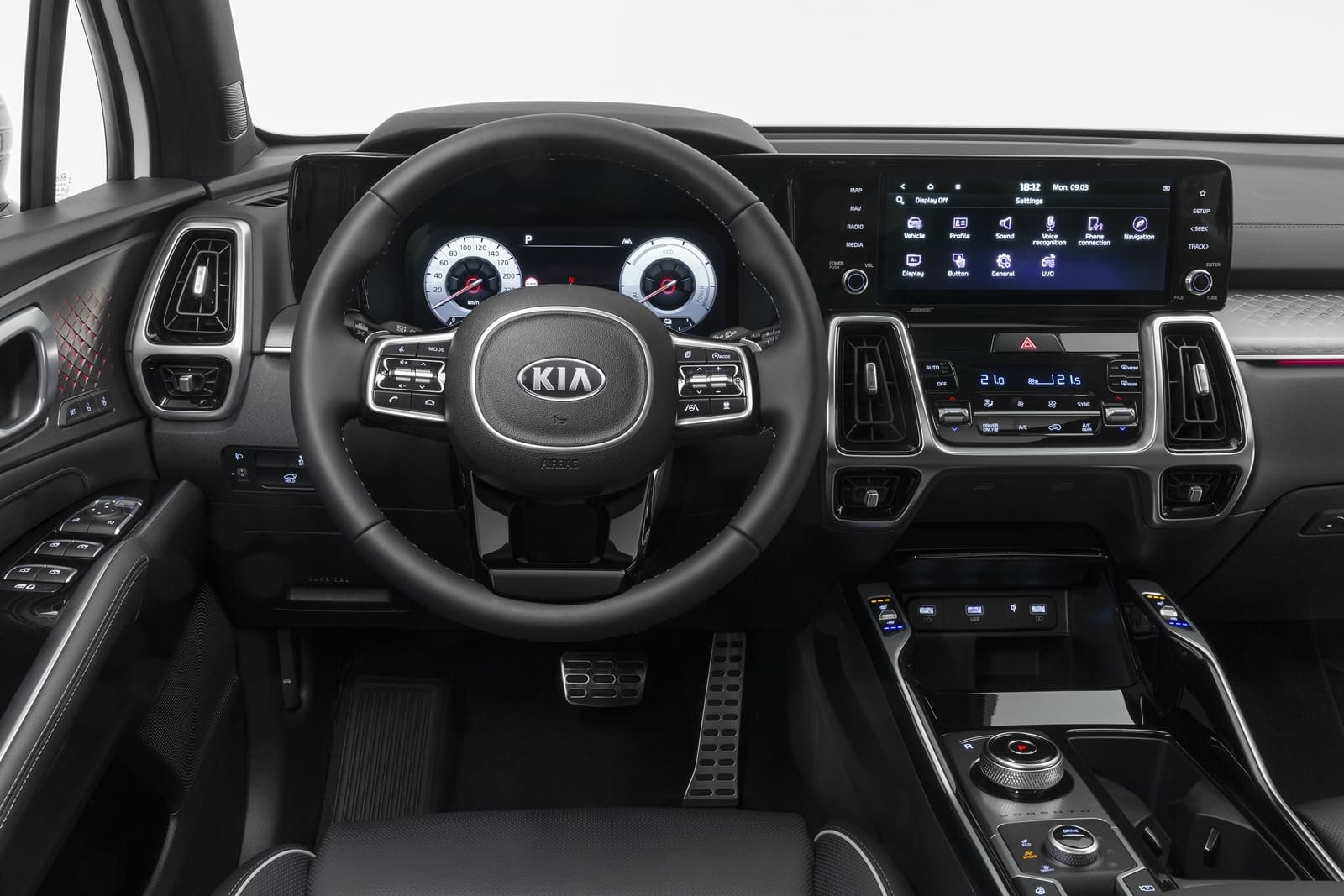 Vista del volante e instrumental del Kia Sorento, destacando su ergonomía y tecnología.
