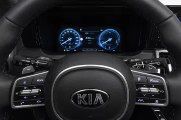 Vista del volante y cuadro de instrumentos digitales del Kia Sorento.