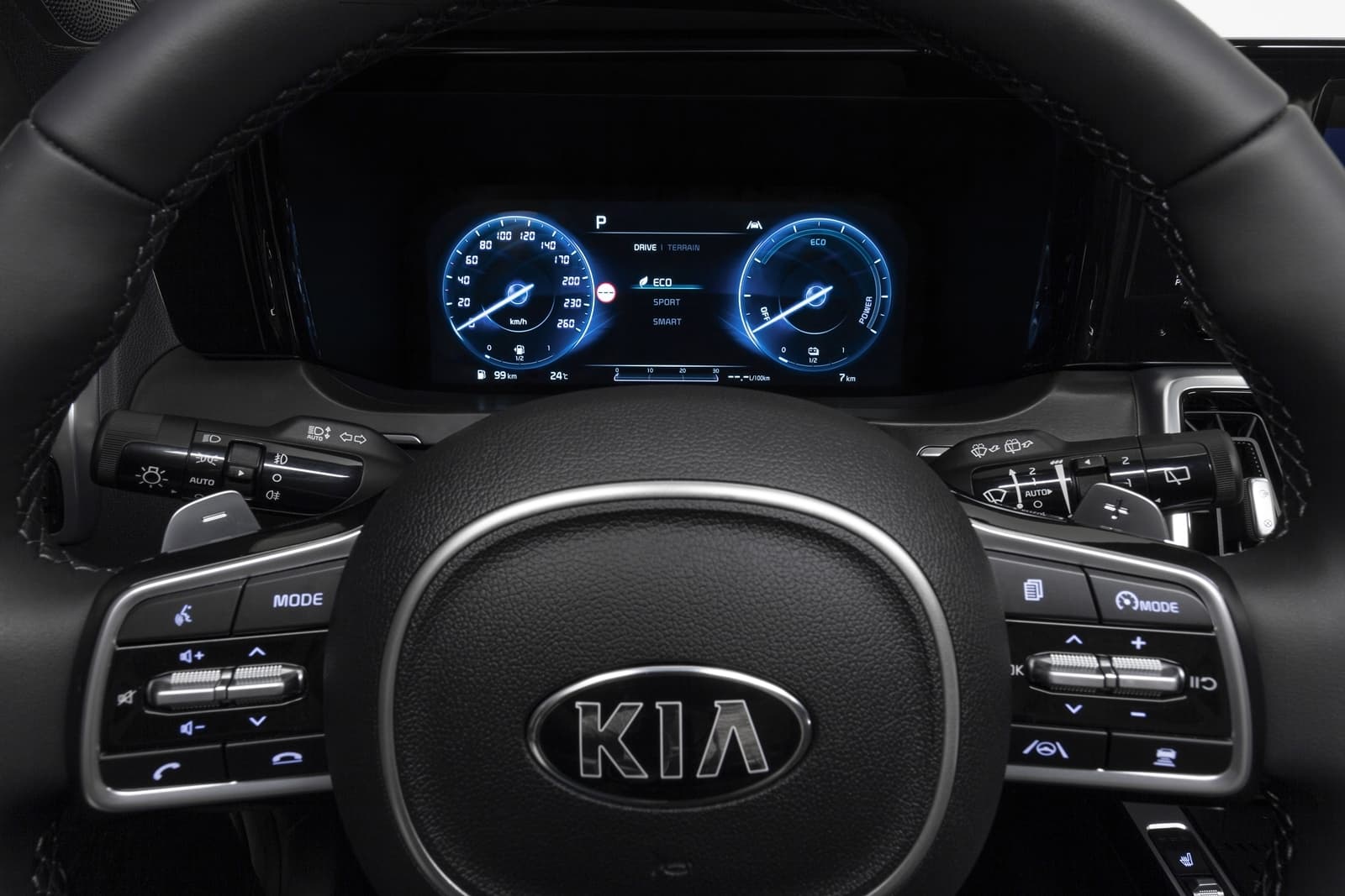 Vista del volante y cuadro de instrumentos digitales del Kia Sorento.
