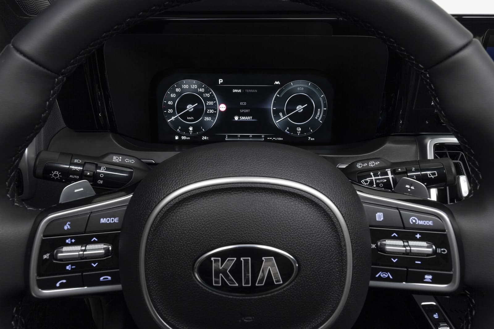 Vista del volante y cuadro de instrumentos del Kia Sorento, destacando su ergonomía y tecnología.