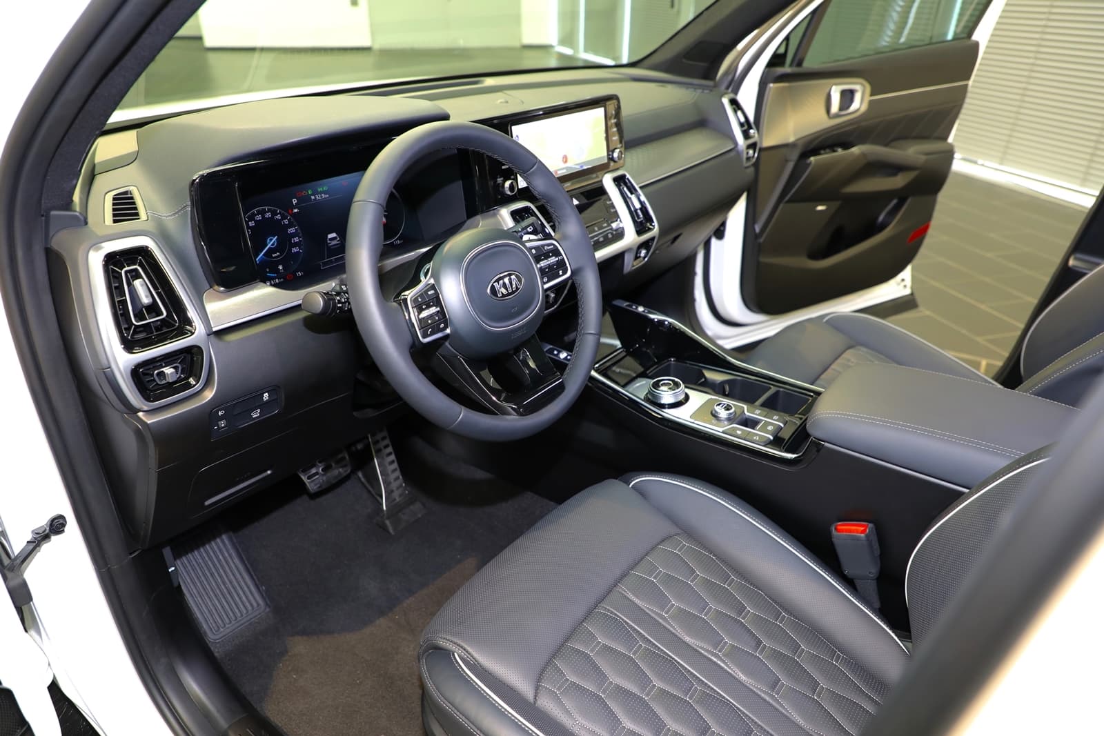 Vista del volante e instrumentación del Kia Sorento, con acabados de alta calidad.