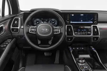 Vista del volante y sistema de información central del Kia Sorento.