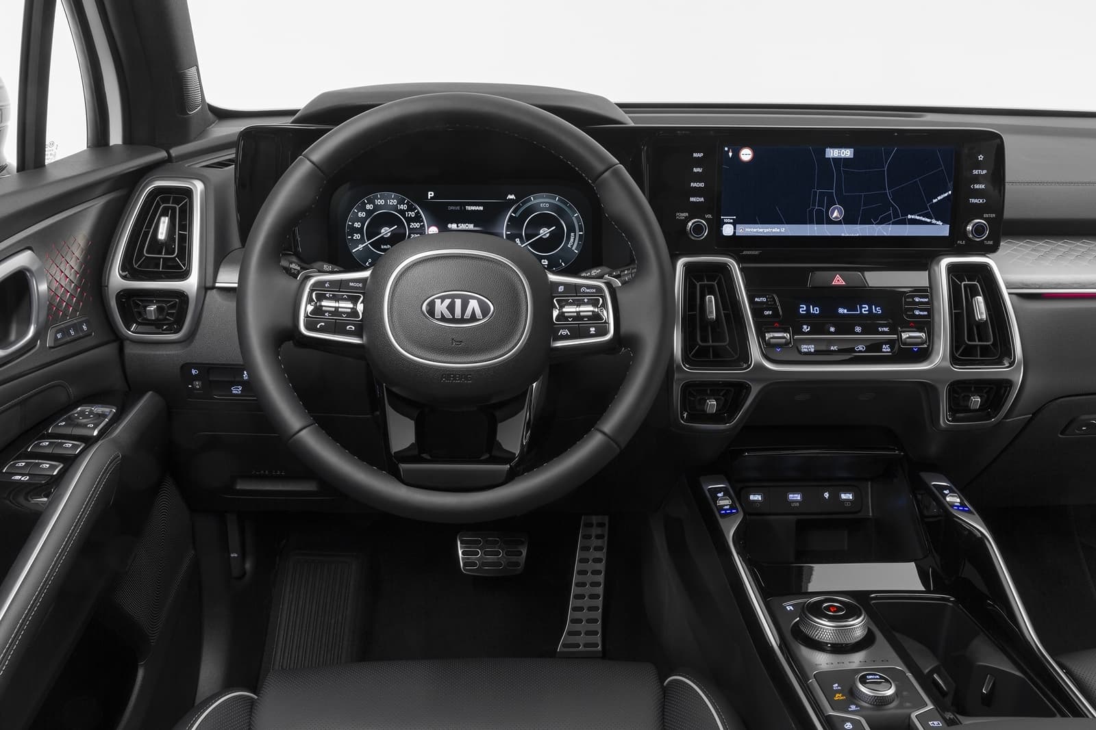 Vista del volante y sistema de información central del Kia Sorento.