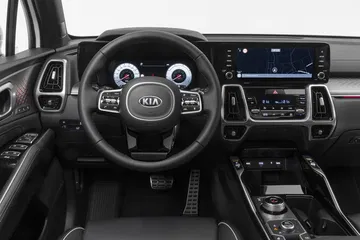 Vista del volante e instrumentación digital del Kia Sorento, destacando su ergonomía y tecnología.