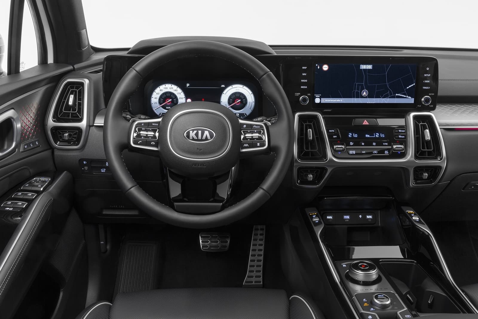 Vista del volante e instrumentación digital del Kia Sorento, destacando su ergonomía y tecnología.