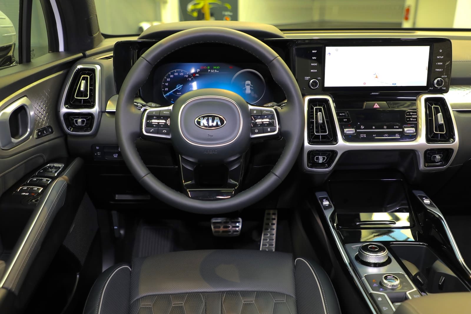 Vista del volante y panel de instrumentos digitales del Kia Sorento