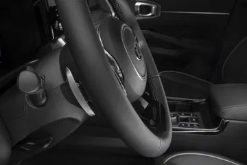 Volante multifunción con controles ergonómicos y diseño sofisticado.