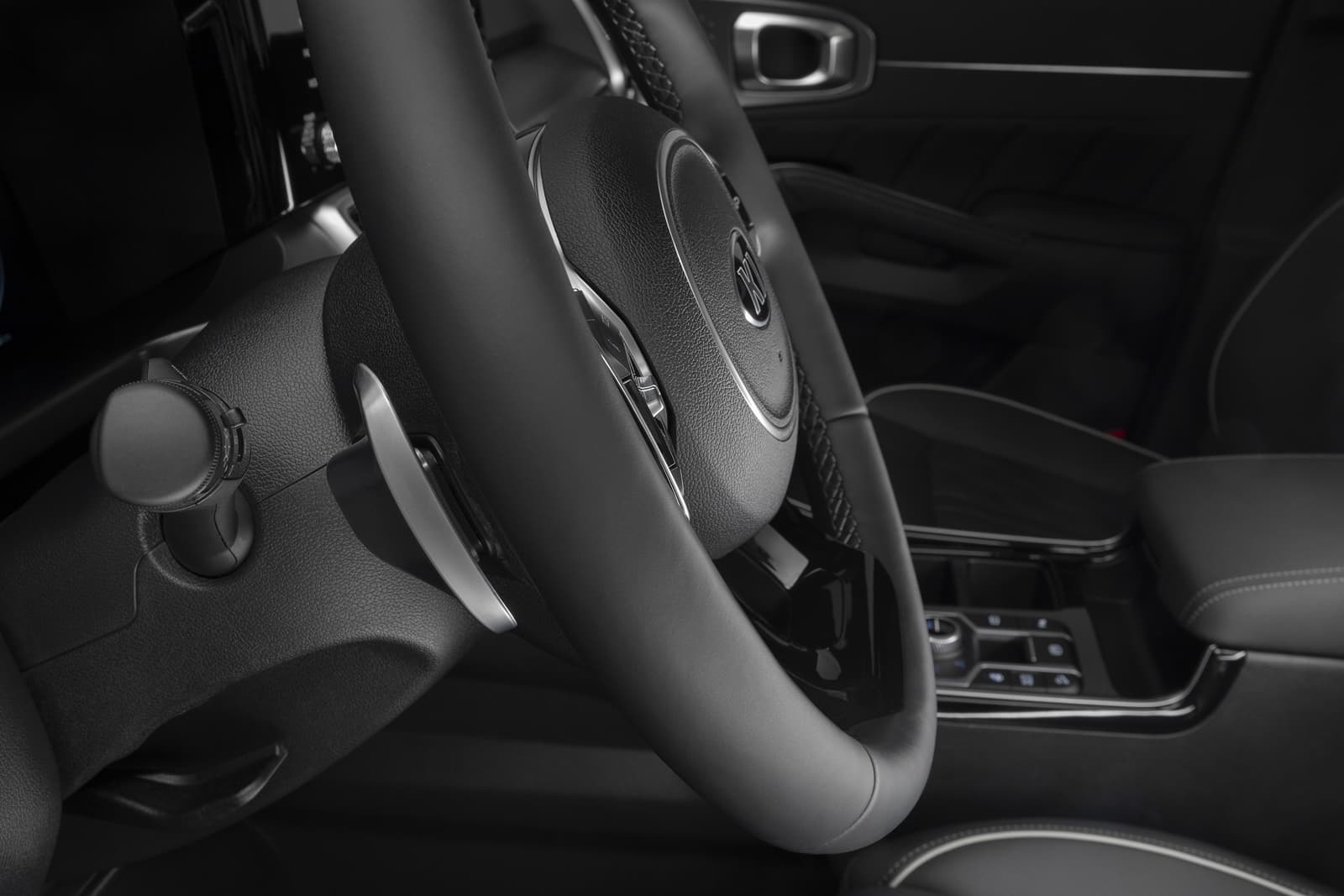 Volante multifunción con controles ergonómicos y diseño sofisticado.