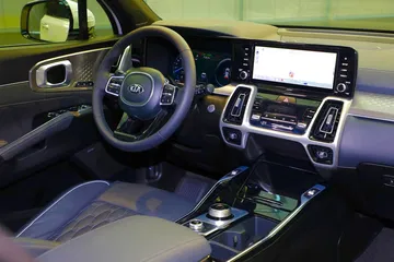 Vista lateral del volante y pantalla central del Kia Sorento, acabados modernos.