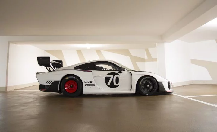 2020 Porsche 935 Martini 3