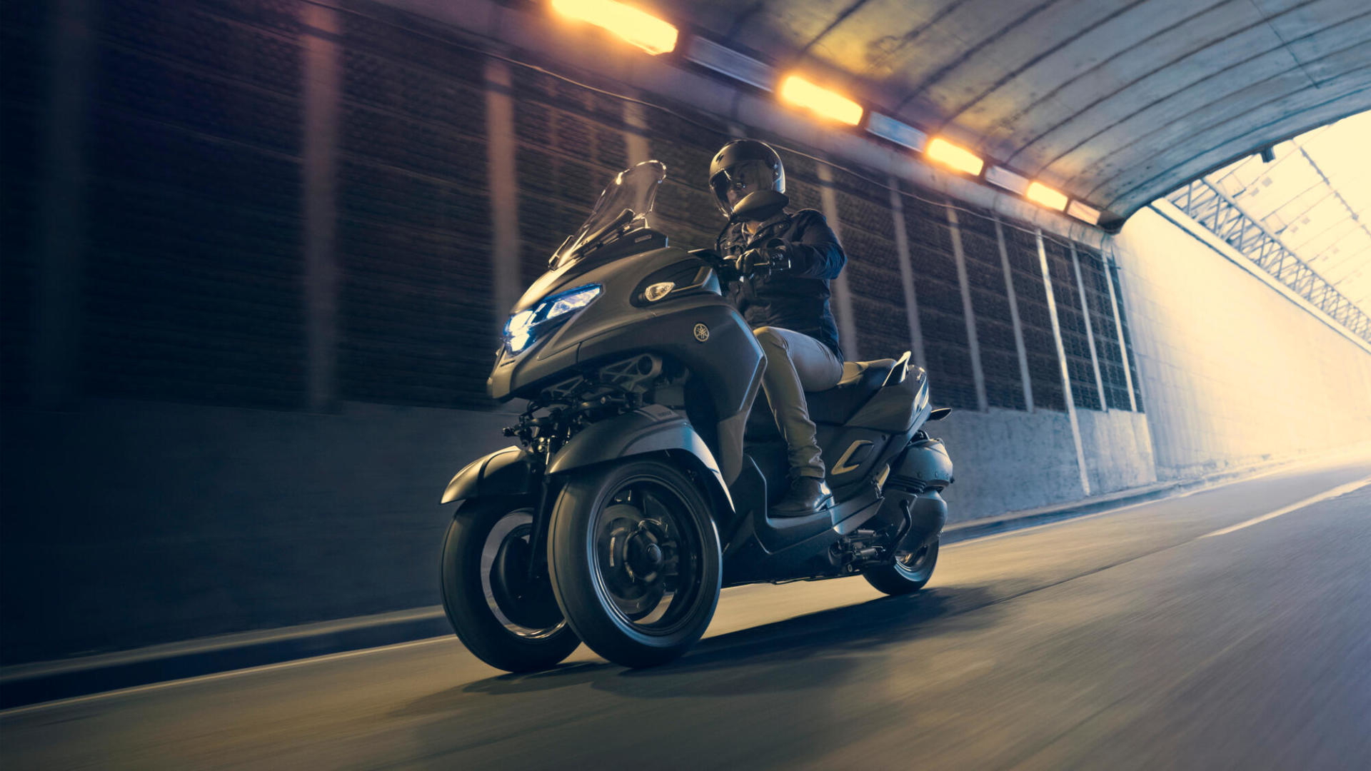2020 Yamaha Mw300 Eu Icon Grey Action 001 03