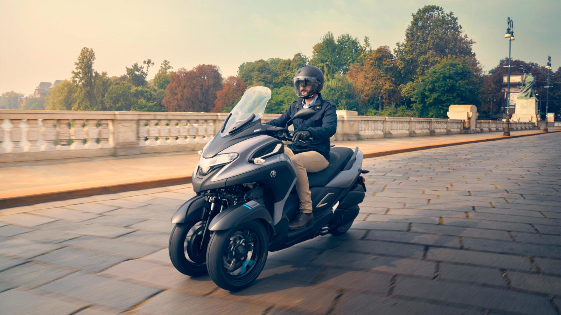 2020 Yamaha Mw300 Eu Icon Grey Action 004 03