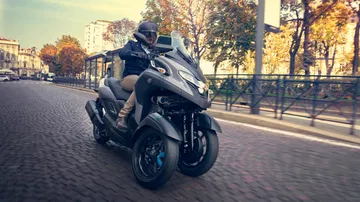 2020 Yamaha Mw300 Eu Icon Grey Action 006 03