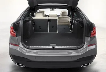 Vista trasera del maletero abierto mostrando su amplia capacidad.