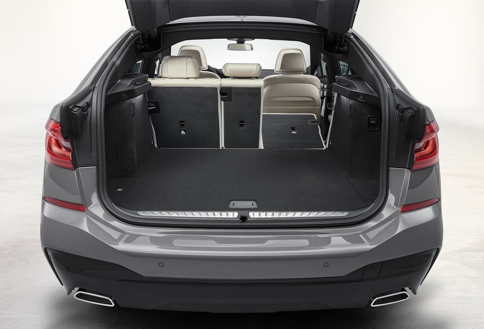 Vista trasera del maletero abierto mostrando su amplia capacidad.