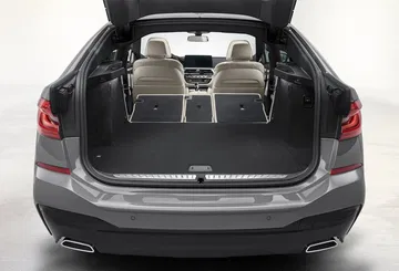 Maletero del BMW Serie 6 Gran Turismo, visión amplia y detallada.