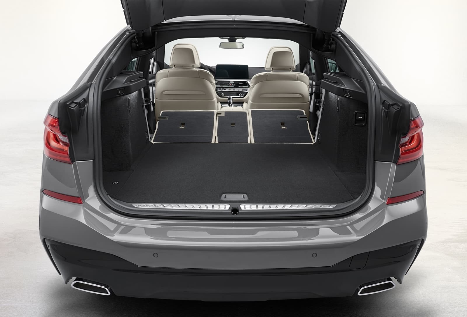 Maletero del BMW Serie 6 Gran Turismo, visión amplia y detallada.