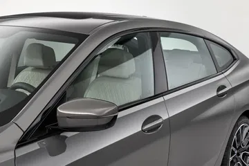 Perfil elegante con líneas fluidas que destacan la silueta coupé del Gran Turismo.