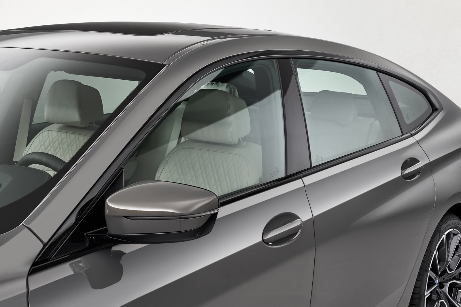 Perfil elegante con líneas fluidas que destacan la silueta coupé del Gran Turismo.