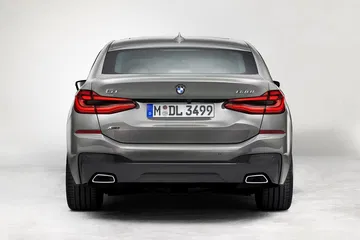 Vista trasera del BMW Serie 6 Gran Turismo destacando sus líneas elegantes.