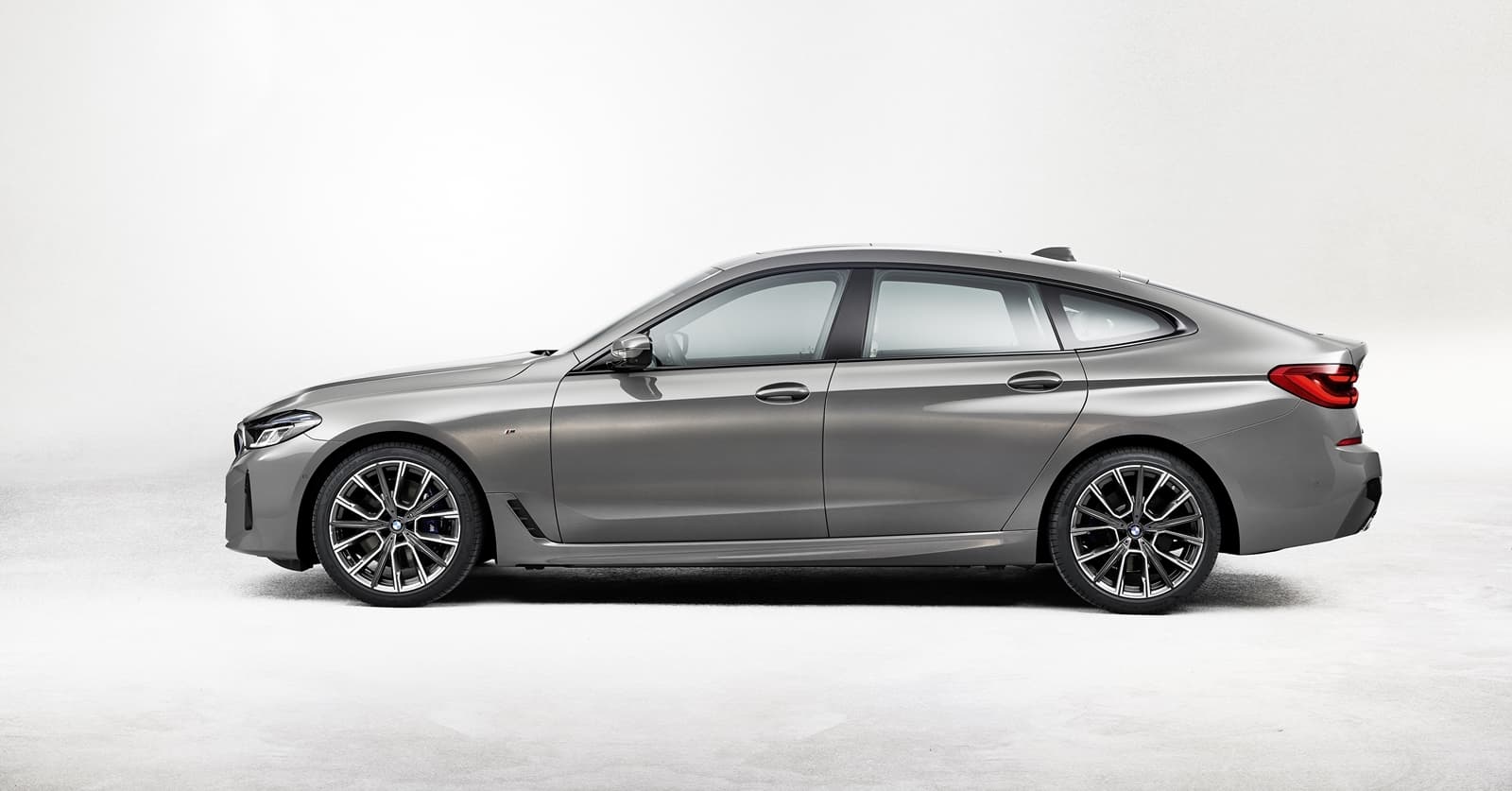Silueta elegante del BMW Serie 6 Gran Turismo mostrando su perfil lateral.