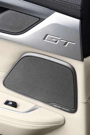 Vista del reposapiés distintivo del BMW Serie 6 GT, realzando su elegancia.