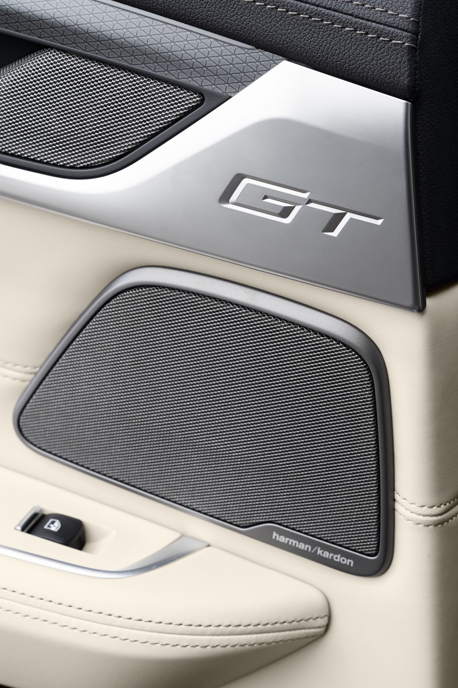 Vista del reposapiés distintivo del BMW Serie 6 GT, realzando su elegancia.