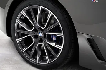 Rueda deportiva con diseño distintivo de BMW Serie 6 GT, resalta la elegancia y desempeño.