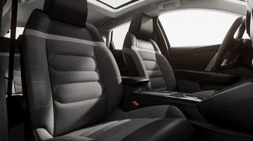 Confortables asientos de cuero del Citroën C4, destacando su diseño ergonómico.