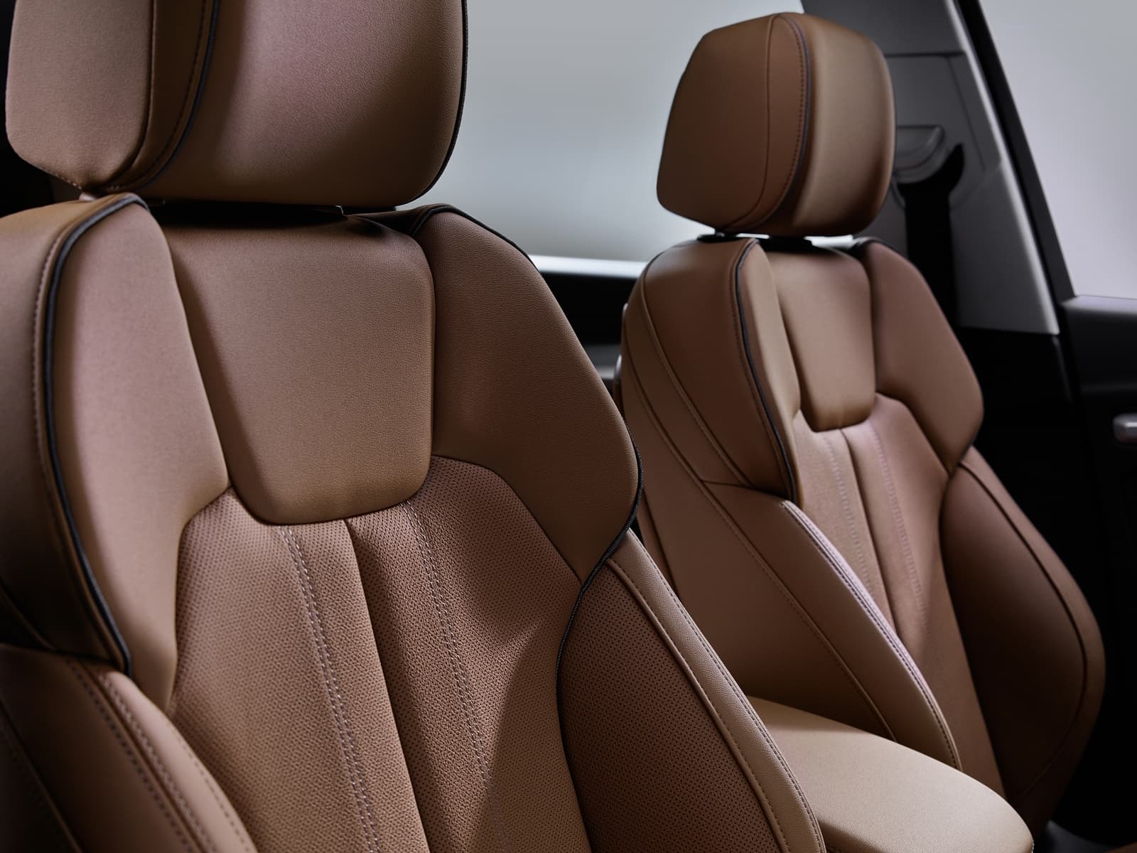 Asientos de cuero marrón con diseño ergonómico del Audi Q5.