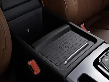 Vista en detalle de la consola central y los acabados del Audi Q5.