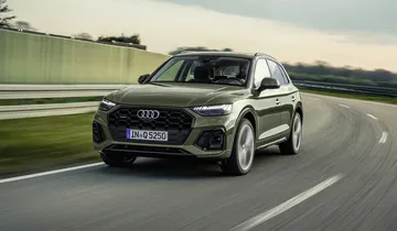 Vista dinámica del Audi Q5 destacando su diseño vanguardista y prestaciones en carretera.