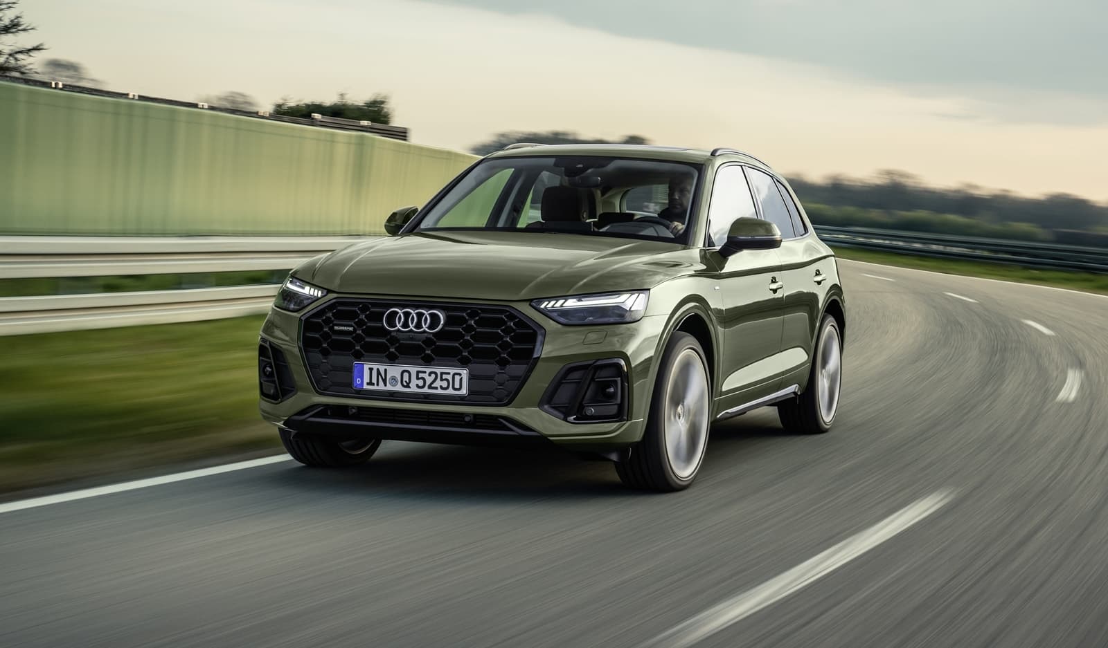 Vista dinámica del Audi Q5 destacando su diseño vanguardista y prestaciones en carretera.