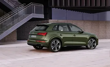 Vista lateral y trasera del Audi Q5 en color verde