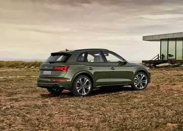 Vista lateral y trasera del Audi Q5 destacando su diseño y acabados