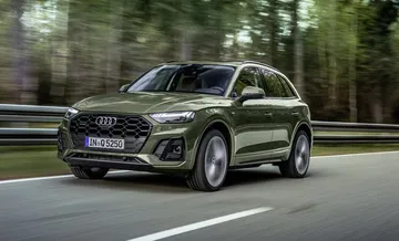 Vista dinámica del Audi Q5 mostrando su elegante diseño lateral y frontal.