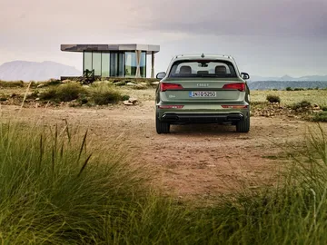 Vista trasera del Audi Q5 destacando su diseño y entorno costero.