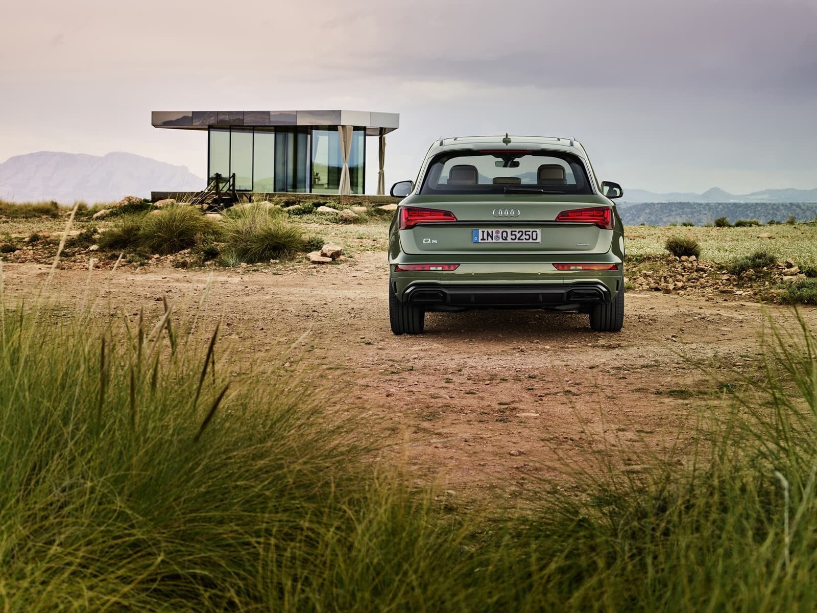 Vista trasera del Audi Q5 destacando su diseño y entorno costero.