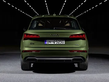 Vista trasera del Audi Q5 resaltando su iluminación y diseño de pilotos