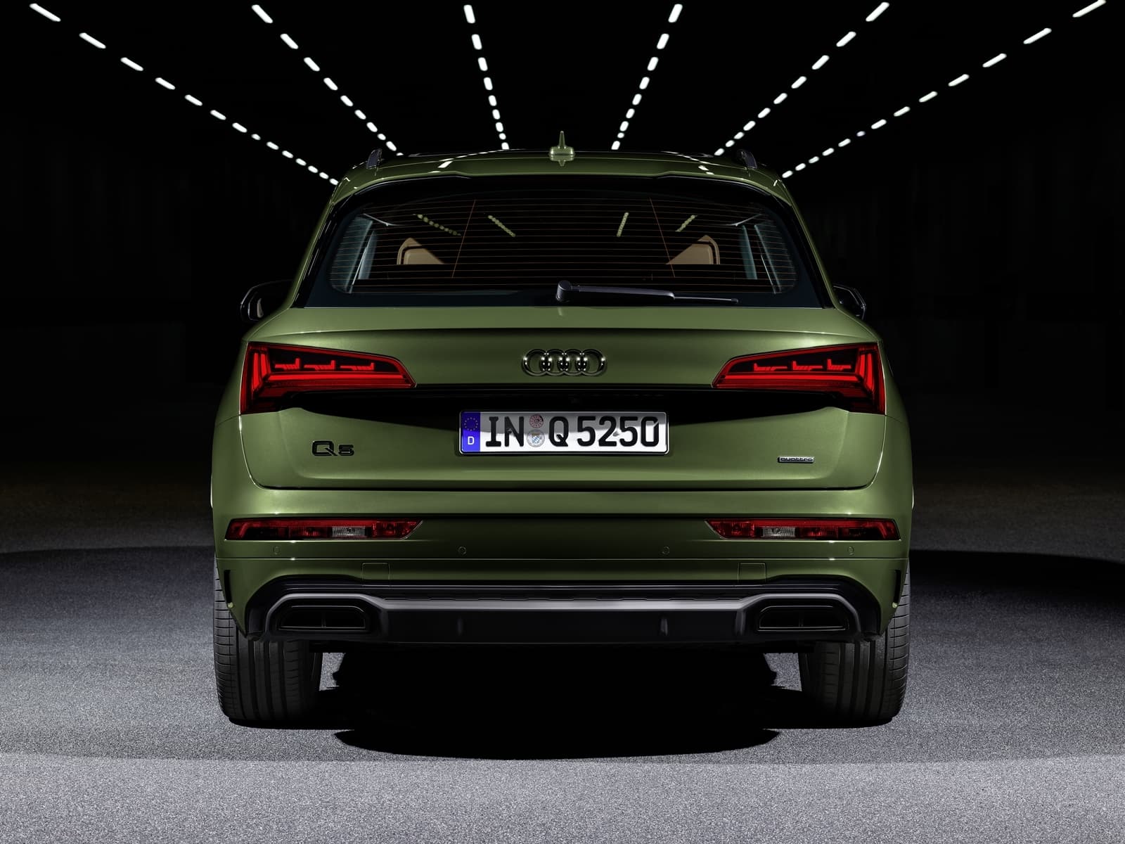 Vista trasera del Audi Q5 resaltando su iluminación y diseño de pilotos