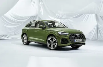 Vista lateral del Audi Q5 en color verde oliva, destacando su perfil aerodinámico.