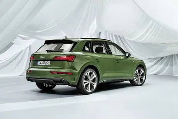 Vista angular trasera del Audi Q5 en un elegante color verde.