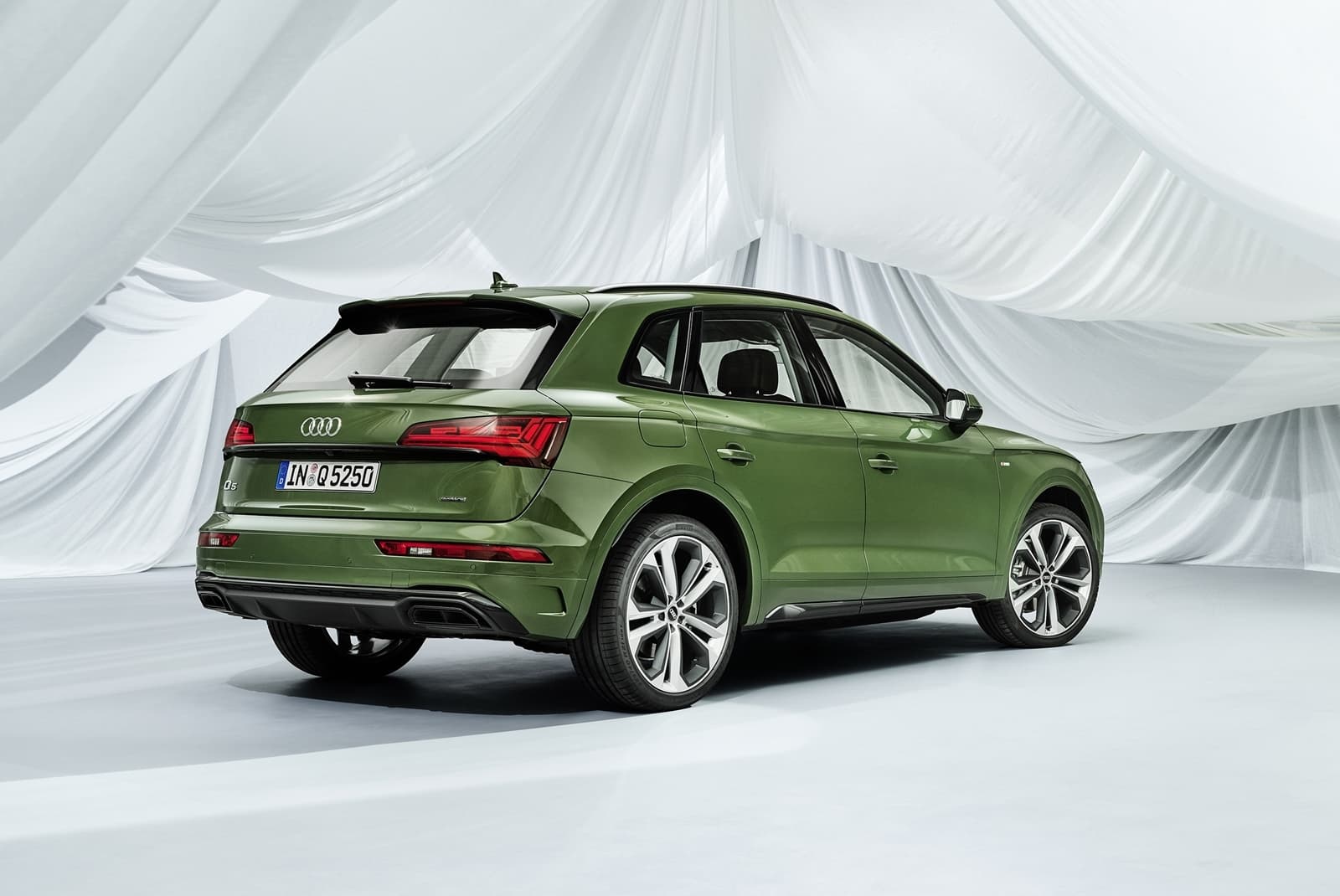 Vista angular trasera del Audi Q5 en un elegante color verde.