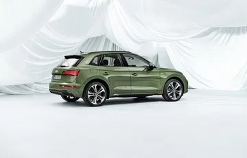 Vista lateral del Audi Q5 que muestra el diseño de la carrocería y las llantas.