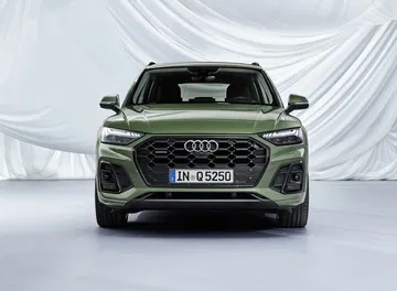 Vista frontal del Audi Q5 mostrando su robusta parrilla y faros LED.