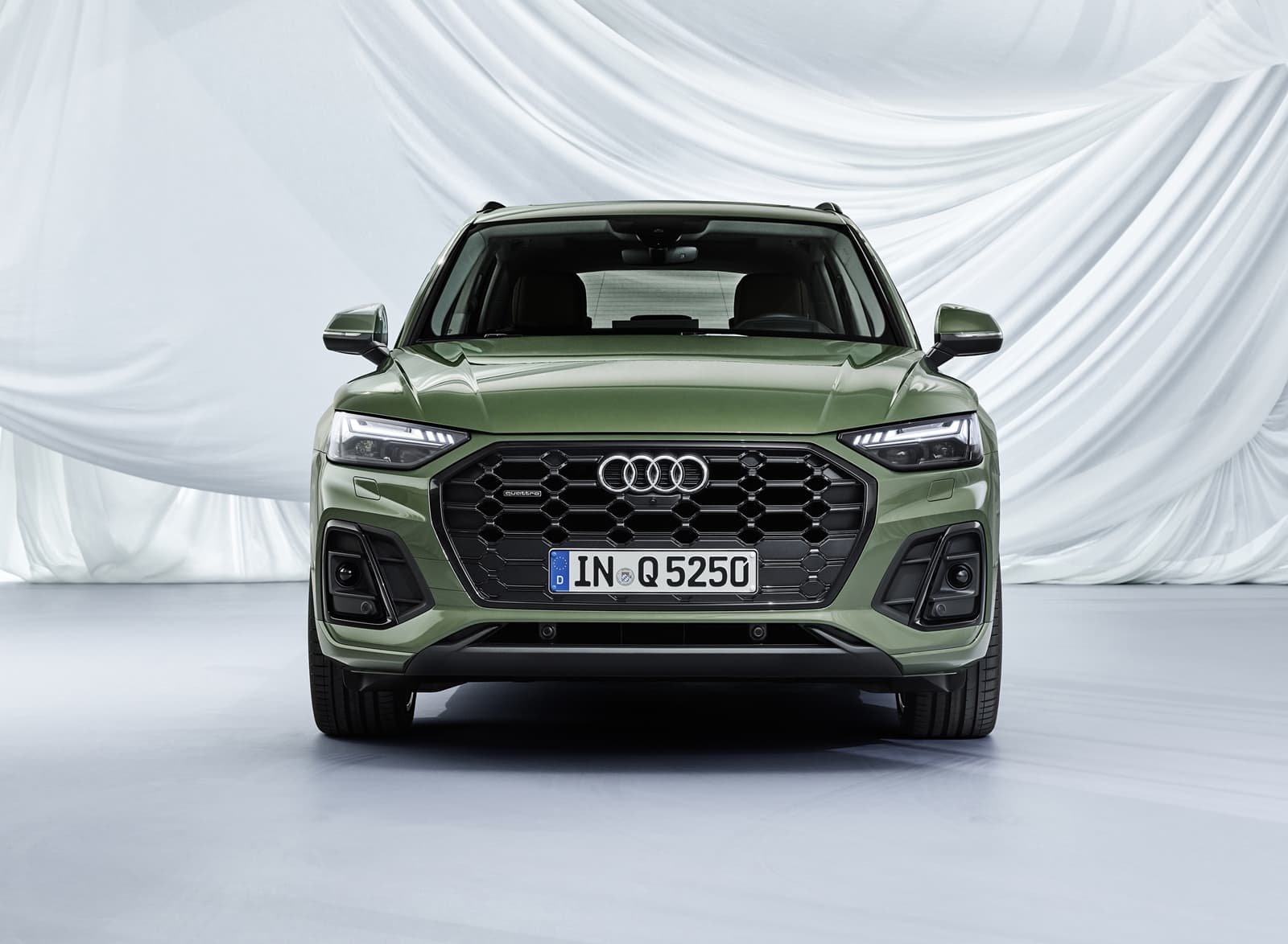 Vista frontal del Audi Q5 mostrando su robusta parrilla y faros LED.