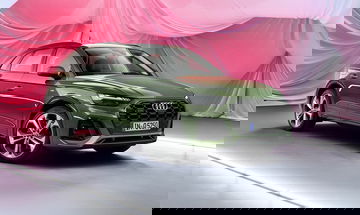 Vista angular del Audi Q5 destacando su diseño frontal y lateral.