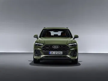 Vista frontal del Audi Q5 destacando su parrilla Singleframe y faros LED.