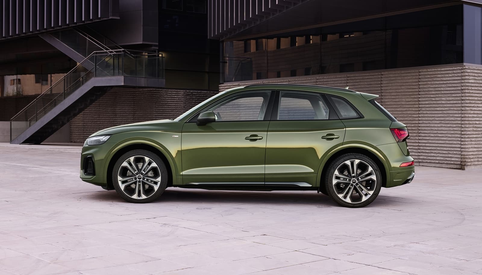 Vista lateral del Audi Q5 destacando su línea dinámica y llantas elegantes.